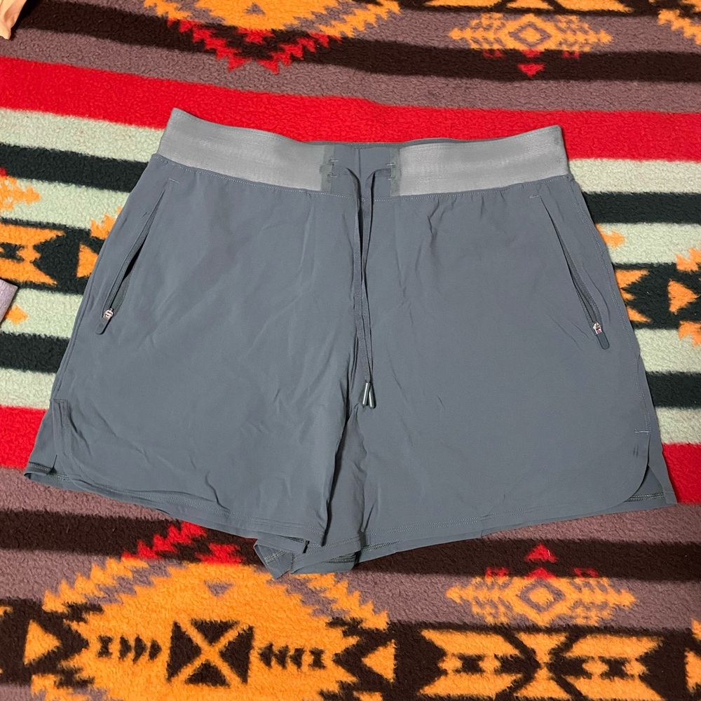 EUC Lululemon HR 4” Short